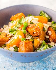 Рисовый азиатский салат с теплым лососем