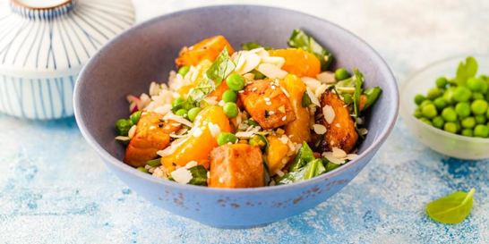 Рисовый азиатский салат с теплым лососем