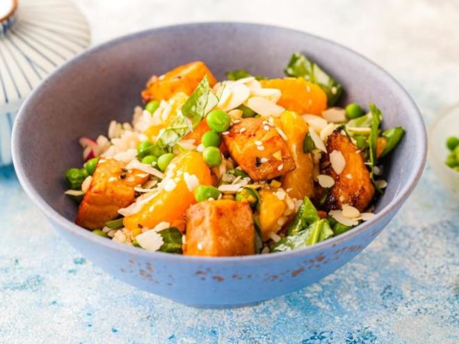 Рецепт рисового азиатского салата с теплым лососем