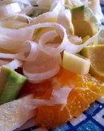 Салат из апельсина, авокадо, цитрона и лука-порея