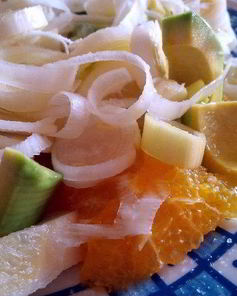 Салат из апельсина, авокадо, цитрона и лука-порея