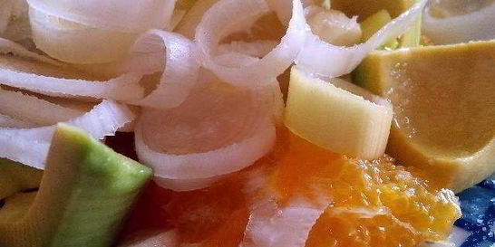 Салат из апельсина, авокадо, цитрона и лука-порея