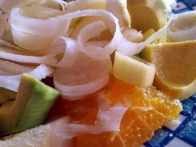 Рецепт салата из апельсина, авокадо, цитрона и лука-порея