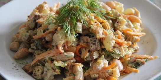 Салат из белой фасоли с сухариками