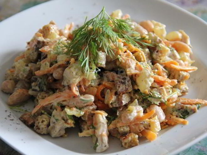 Рецепт салата из белой фасоли с сухариками