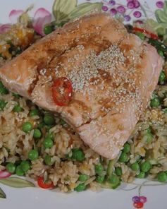 Салат из бурого риса с семгой и манго