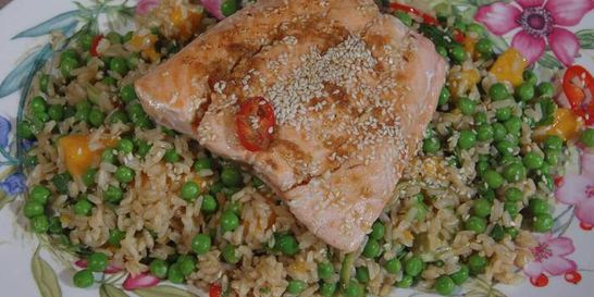 Салат из бурого риса с семгой и манго