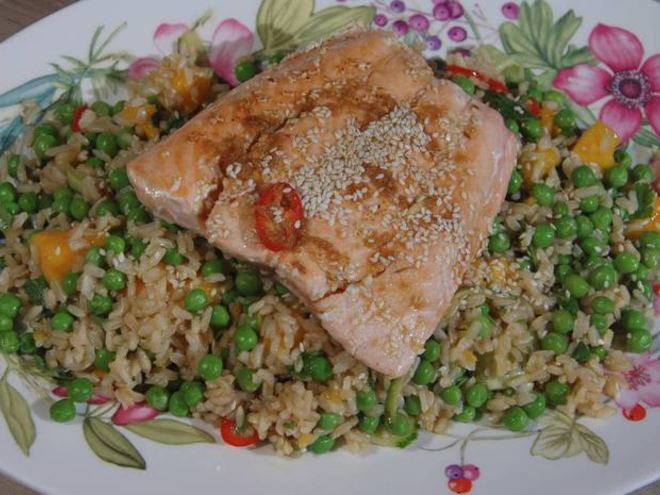 Рецепт салата из бурого риса с семгой и манго