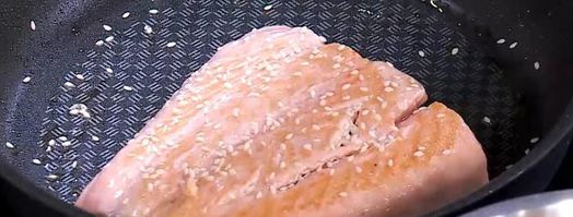 салат из бурого риса с семгой и манго. Шаг 4