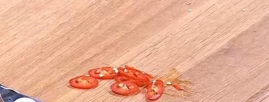 салат из бурого риса с семгой и манго. Шаг 5