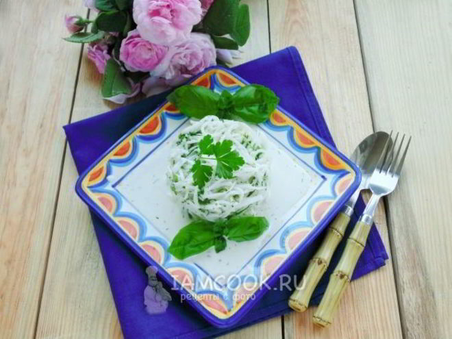 Рецепт салата из дайкона со сметаной