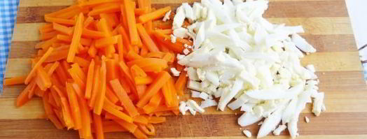 салат из кальмаров с морковью и огурцом. Шаг 9