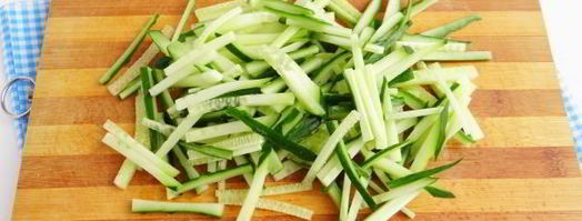 салат из кальмаров с морковью и огурцом. Шаг 10