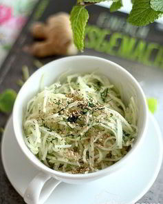 Салат из кольраби с имбирем и семенами кунжута