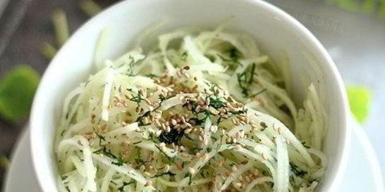 Салат из кольраби с имбирем и семенами кунжута