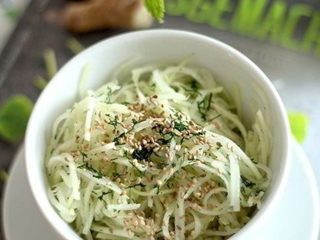 Рецепт салата из кольраби с имбирем и семенами кунжута