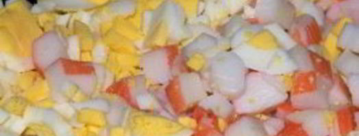 салат из крабовых палочек и кукурузы. Шаг 2