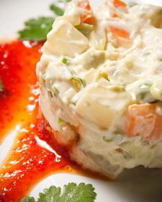 Салат из курицы с авокадо со сладким соусом