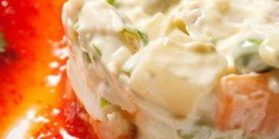 Салат из курицы с авокадо со сладким соусом