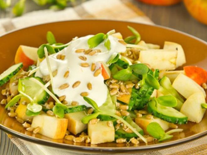 Рецепт салата из огурцов, яблок, проросшей пшеницы