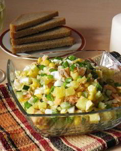 Салат из отварной красной рыбы