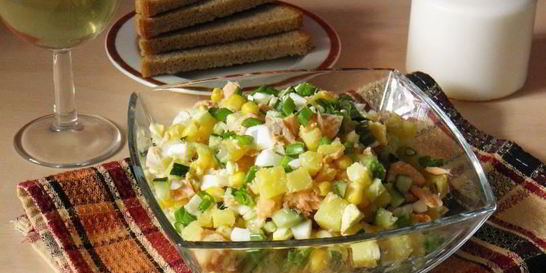 Салат из отварной красной рыбы