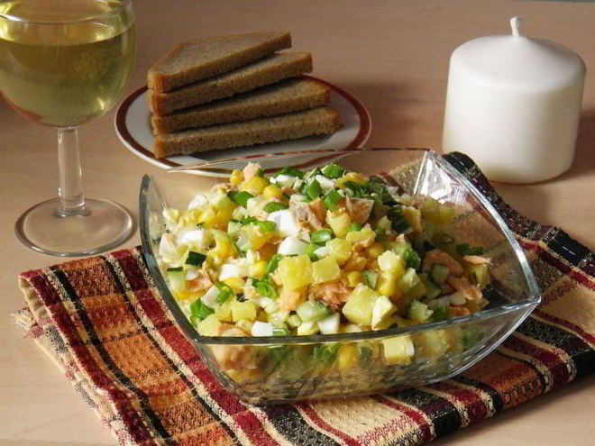 Рецепт салата из отварной красной рыбы