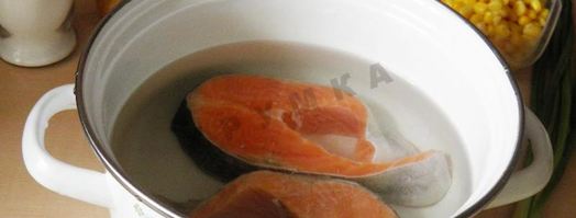 салат из отварной красной рыбы. Шаг 2