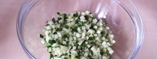 салат из отварной красной рыбы. Шаг 3