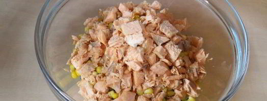 салат из отварной красной рыбы. Шаг 5