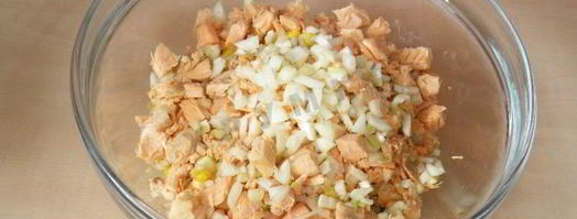 салат из отварной красной рыбы. Шаг 6
