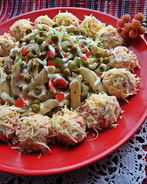 Салат из овощей с пастой и сырными шариками