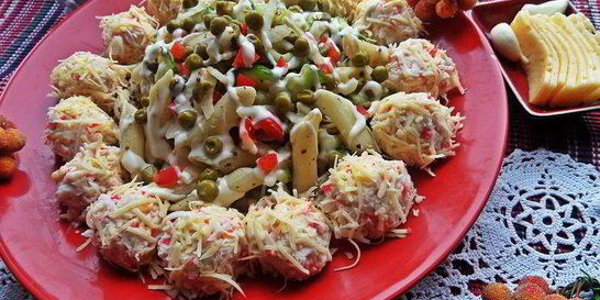 Салат из овощей с пастой и сырными шариками