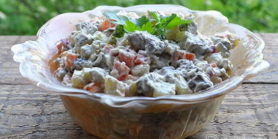 Салат из печени с овощами