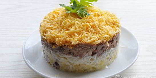 Салат из печени трески с картофелем, яйцом и сыром