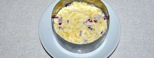 салат из печени трески с картофелем, яйцом и сыром. Шаг 4