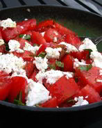 Салат из помидоров с сыром фета