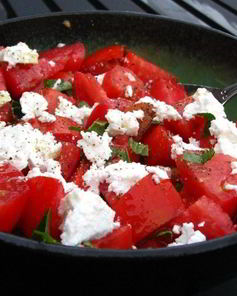 Салат из помидоров с сыром фета