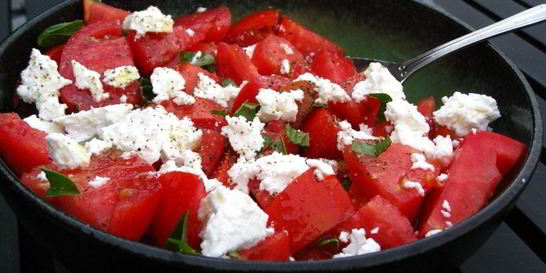 Салат из помидоров с сыром фета