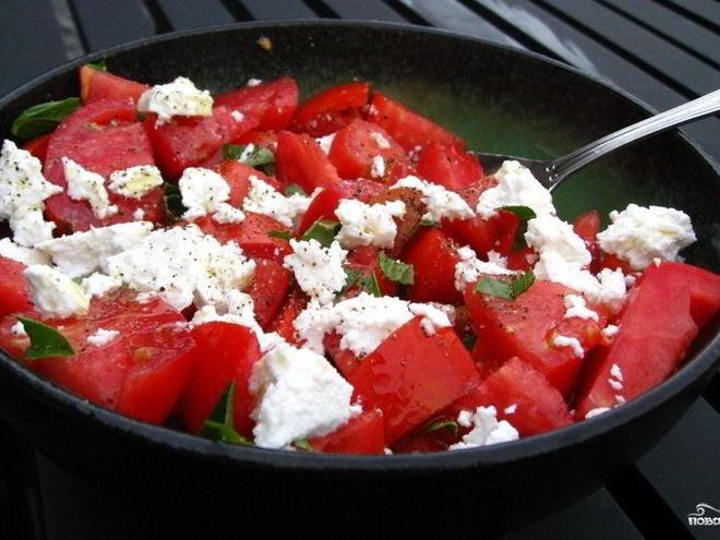 Рецепт салата из помидоров с сыром фета
