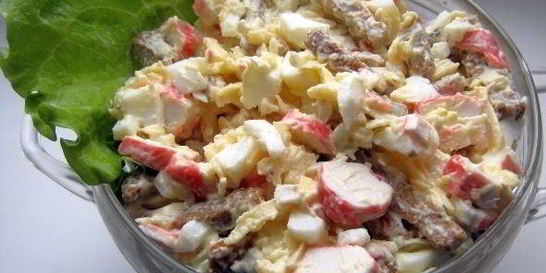 Салат обалденный с сухариками