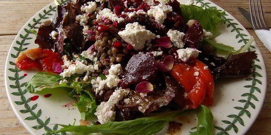 Салат с чечевицей и свеклой