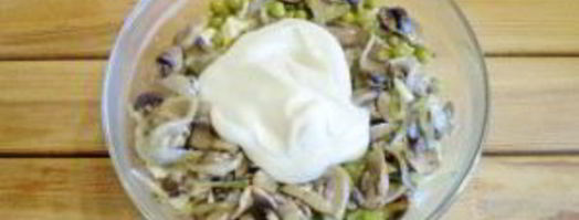 салат с грибами и огурцами. Шаг 8