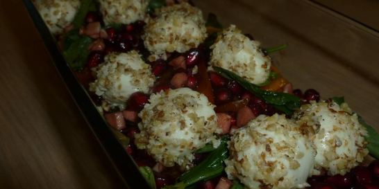 Салат с хурмой, моцареллой и гранатом