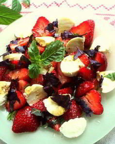 Салат с клубникой и адыгейским сыром