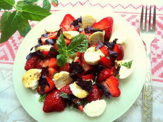 Рецепт салата с клубникой и адыгейским сыром