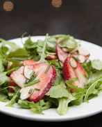 Салат с клубникой и рукколой