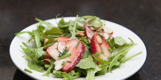 Салат с клубникой и рукколой