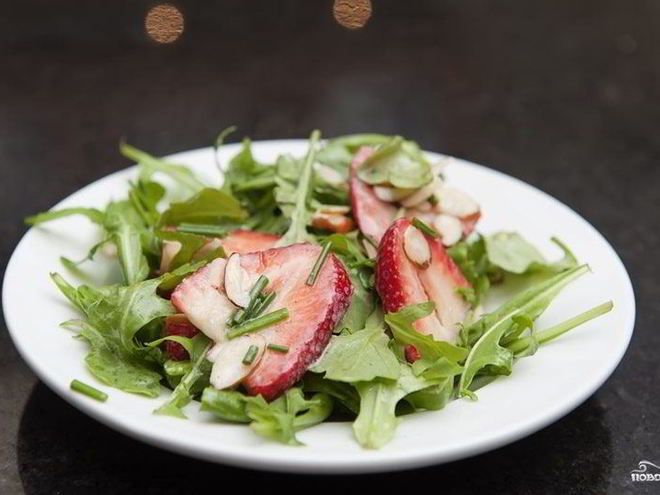 Рецепт салата с клубникой и рукколой