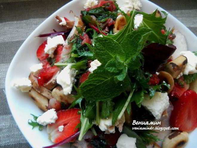 Рецепт салата с копченой грудкой, клубникой, чизкейком и клубнично-мятным дрессингом